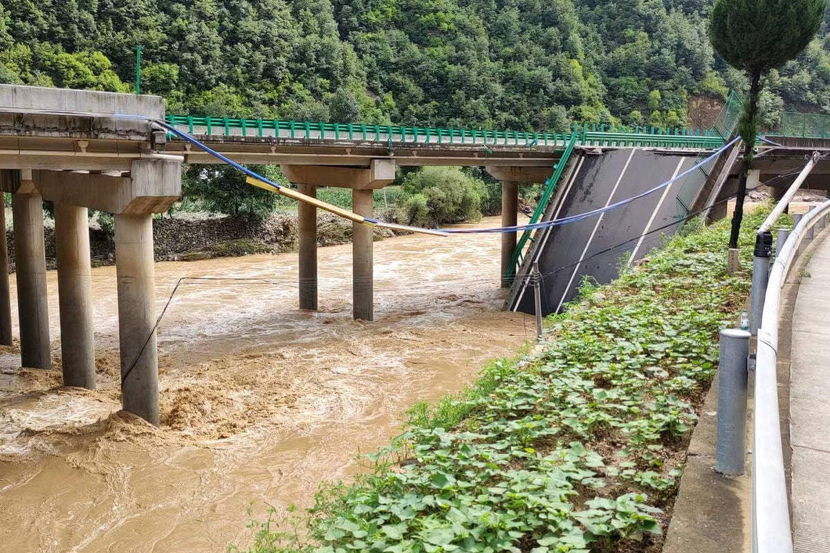 Sintflutartige Regenfälle: Plötzlich stürzt Autobahnbrücke ein - mehrere Tote