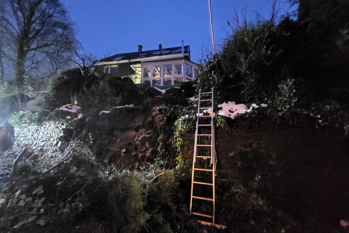 Feuerwehr-im-aufwendigen-Einsatz-Hang-droht-auf-Stra-e-abzurutschen