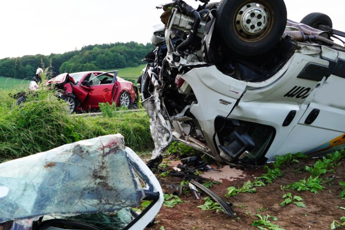 Transporter und Auto krachen frontal zusammen: Zwei Tote bei Unfall