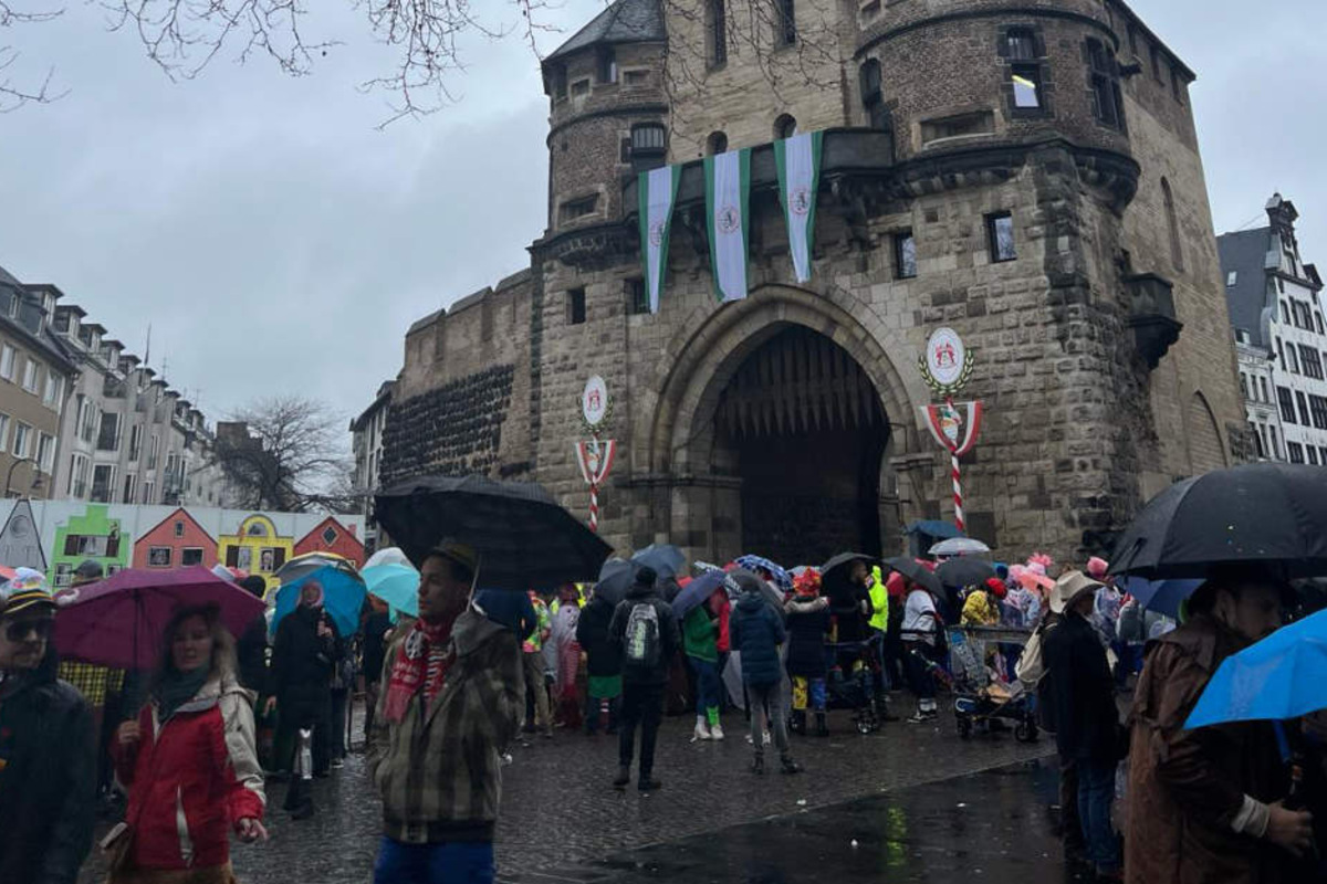 Karnevalsauftakt in Köln: Jecke feiern trotz Regen "friedlich und gut gelaunt"