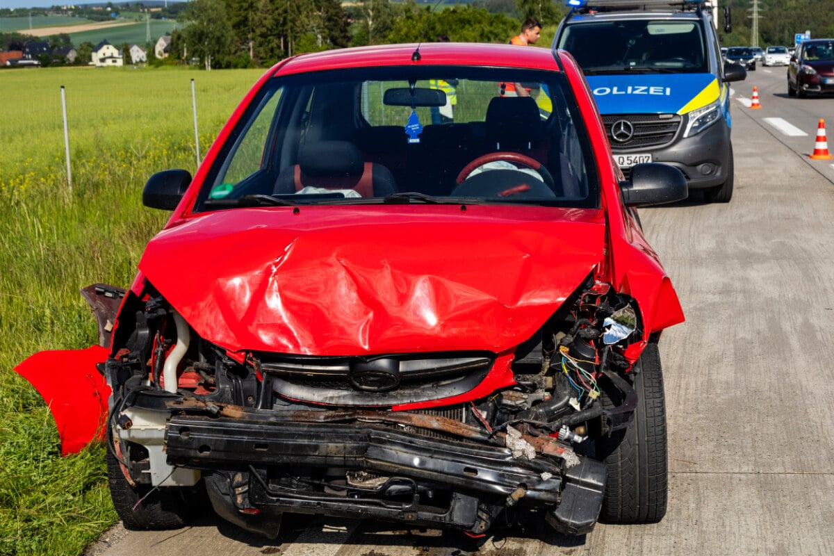 Crash auf A72: Hyundai und Mercedes krachen zusammen