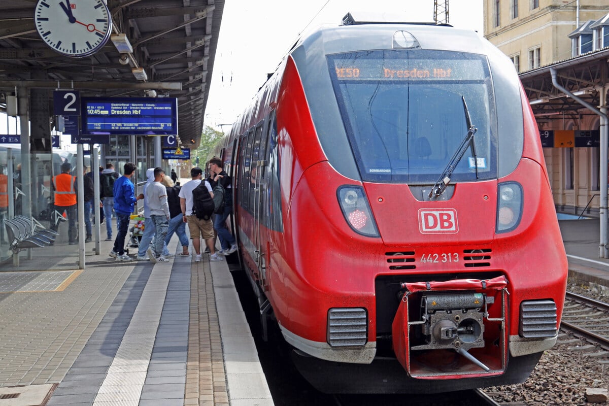 Schockierende Szenen im Saxonia-Express: Zugbegleiter von Mann attackiert!