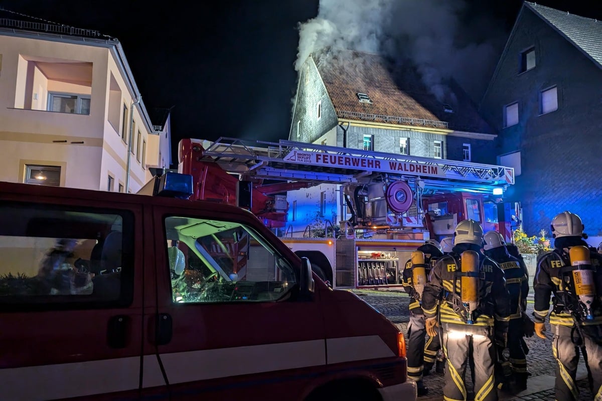 feuerwehreinsatz-in-mittelsachsen-wohnhaus-in-flammen