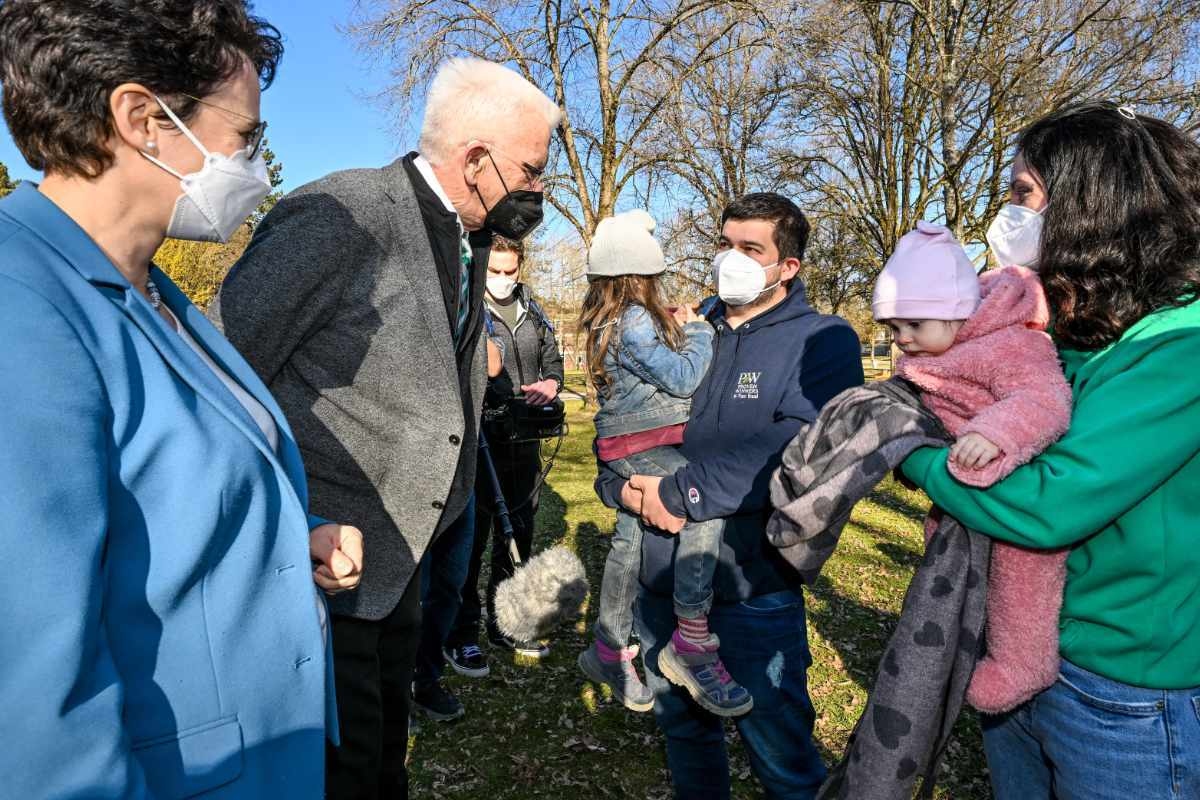 Geflohen aus der Ukraine: Kretschmann besucht Flüchtlinge