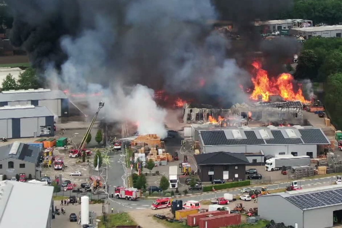 Millionenschaden nach Großbrand in Palettenfabrik