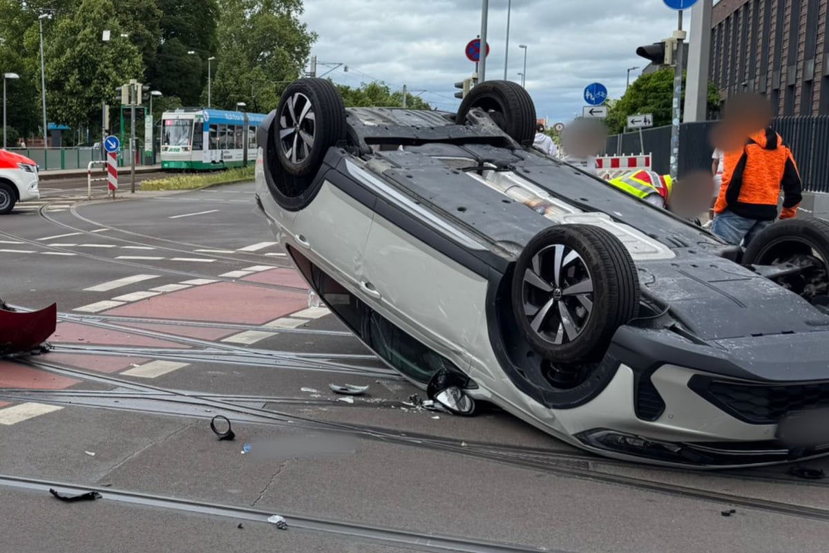 Heftiger-Crash-mit-drei-Verletzten-am-Europaring-Auto-bleibt-auf-dem-Dach-liegen