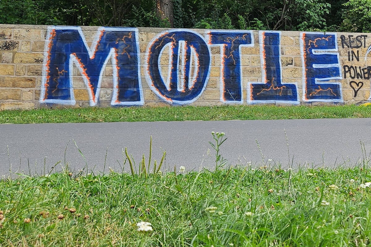Schmiererei am Elbufer: Riesiges Graffiti an der Marienbrücke aufgetaucht
