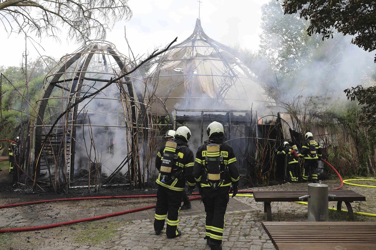 100.000 Euro Schaden! Jugendliche setzen Weidendom auf Rostocker IGA-Gelände in Brand
