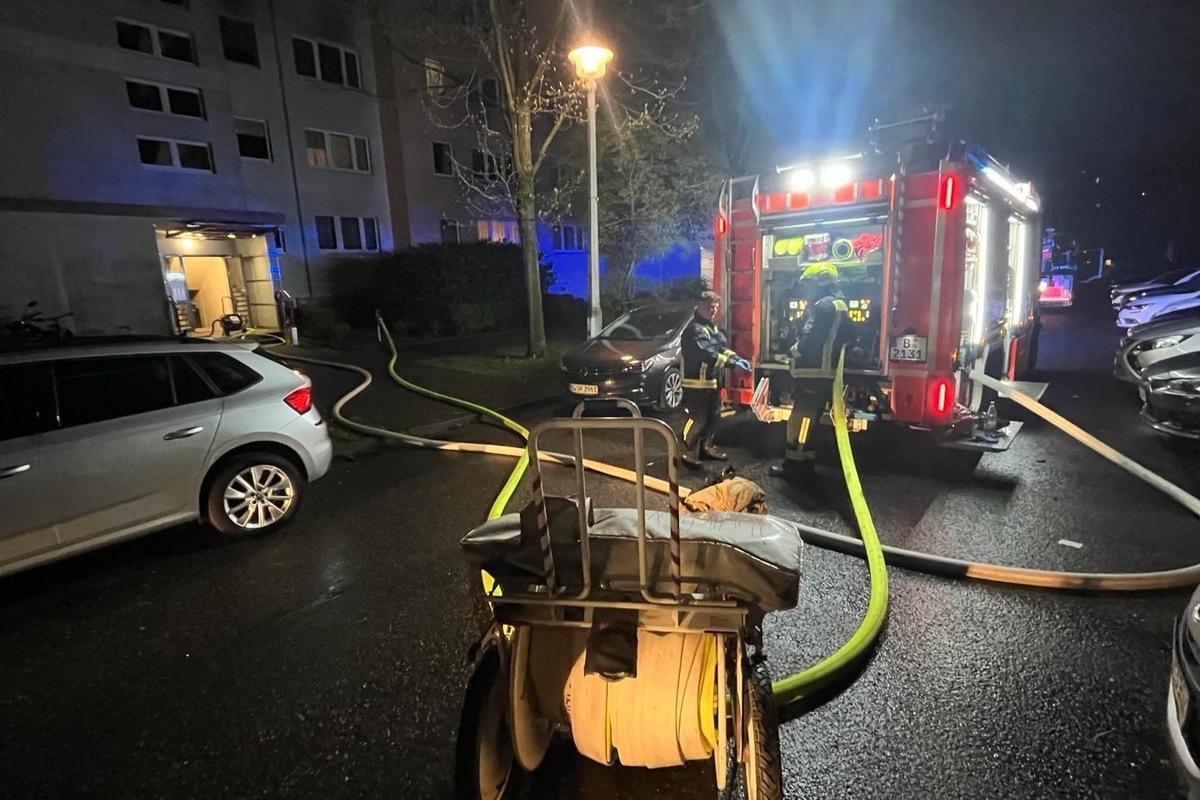 Fünf Keller brennen in Marzahner Hochhaus: 30 Bewohner retten sich ins Freie