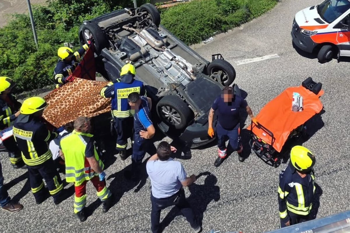 Opel-landet-nach-Unfall-auf-Dach-Feuerwehr-rettet-Insassen-aus-Wrack