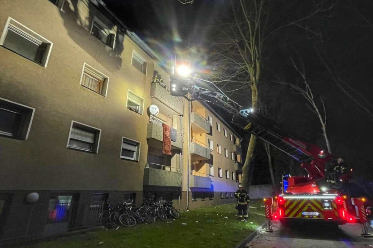 Abfälle in Keller fingen Feuer: Feuerwehr rettet Kleinfamilie aus zweitem Obergeschoss