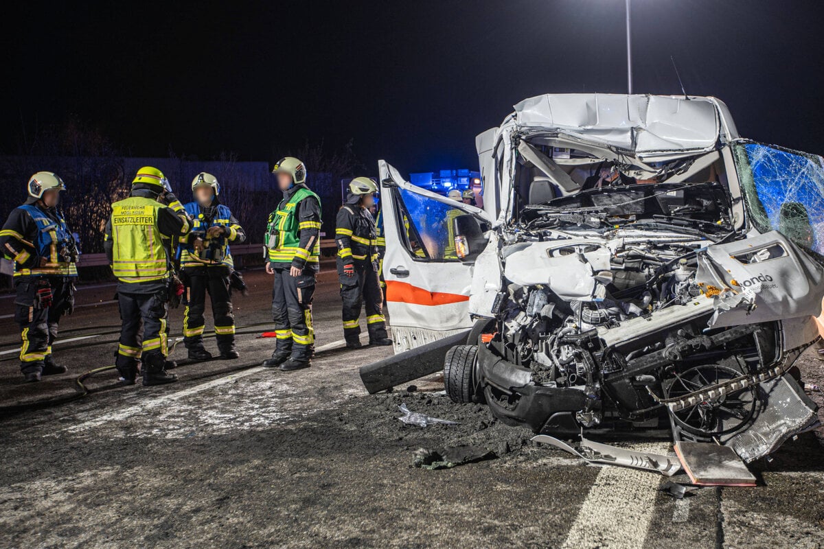 Transporter Rast Ungebremst In Lkw-Heck Auf A81: Zwei Teils Schwer ...