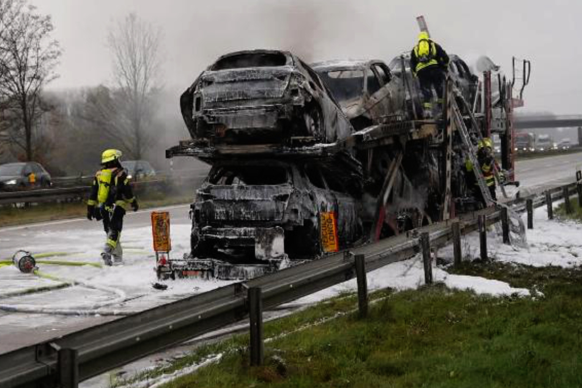 Flammen-Inferno Auf A3! Mit Neuwagen Beladener Sattelzug Brennt Aus