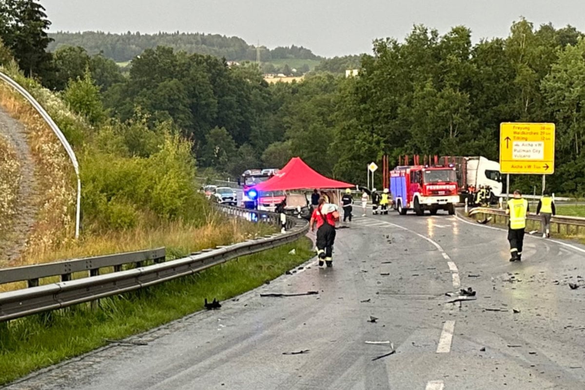 Lastwagen überholt Traktor und kracht in Gegenverkehr: Autofahrer stirbt, LKW-Fahrer festgenommen