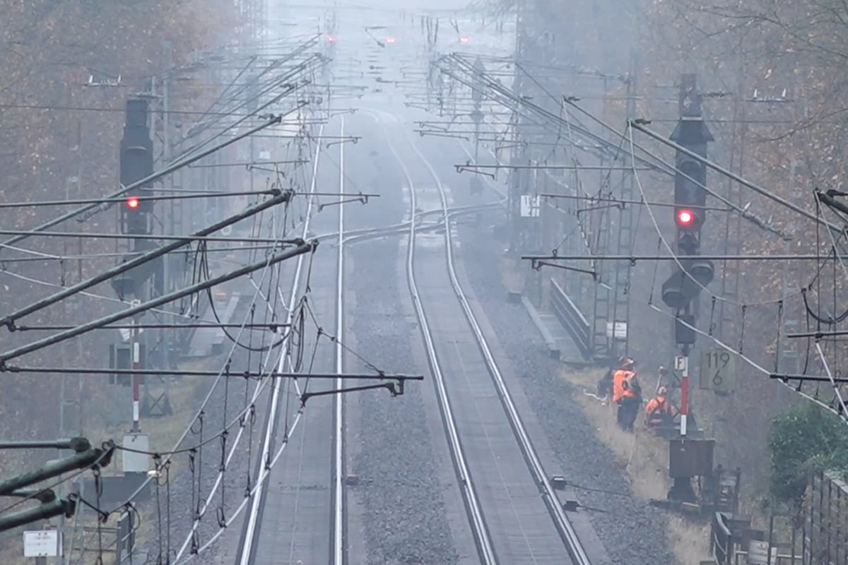 bahnverkehr-nach-blitzeinschlag-weiterhin-beeintr-chtigt