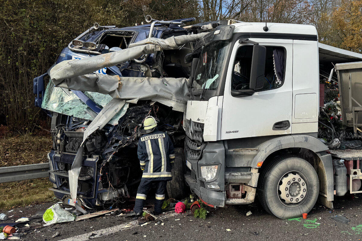 Lastwagen Kracht Auf A Bei Denkendorf In Stauende Mindestens Eine Person Schwer Verletzt