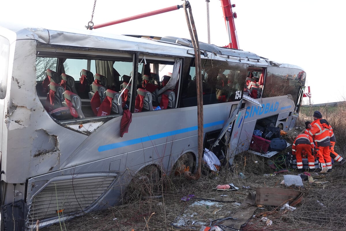 Nach Reisebus Crash Auf Der A2 Bei Magdeburg Ermittlungen Gegen Busfahrer Eingeleitet