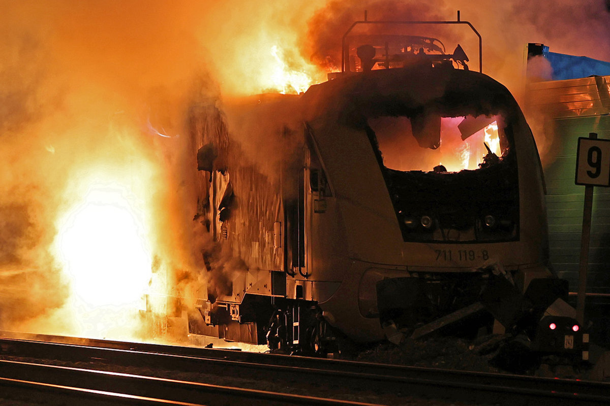 Kurioser Einsatz in Bayern: Führerlose Geister-Lokomotive rast brennend über die Schienen