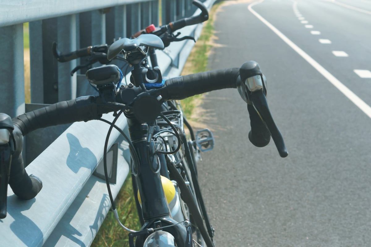Kurioser Diebstahl: Mann schließt Fahrrad an Autobahn-Leitplanke an - Dann ist es weg!