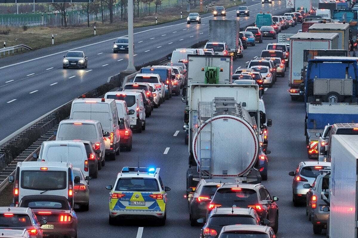 Nördlicher Berliner Ring betroffen: Lkw in Flammen sorgt auf der A10 für Stau