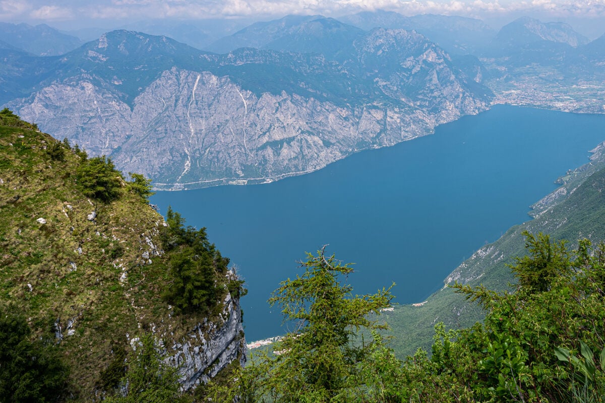 t-dlicher-gleitschirm-absturz-am-gardasee-deutscher-verliert-kontrolle-und-stirbt