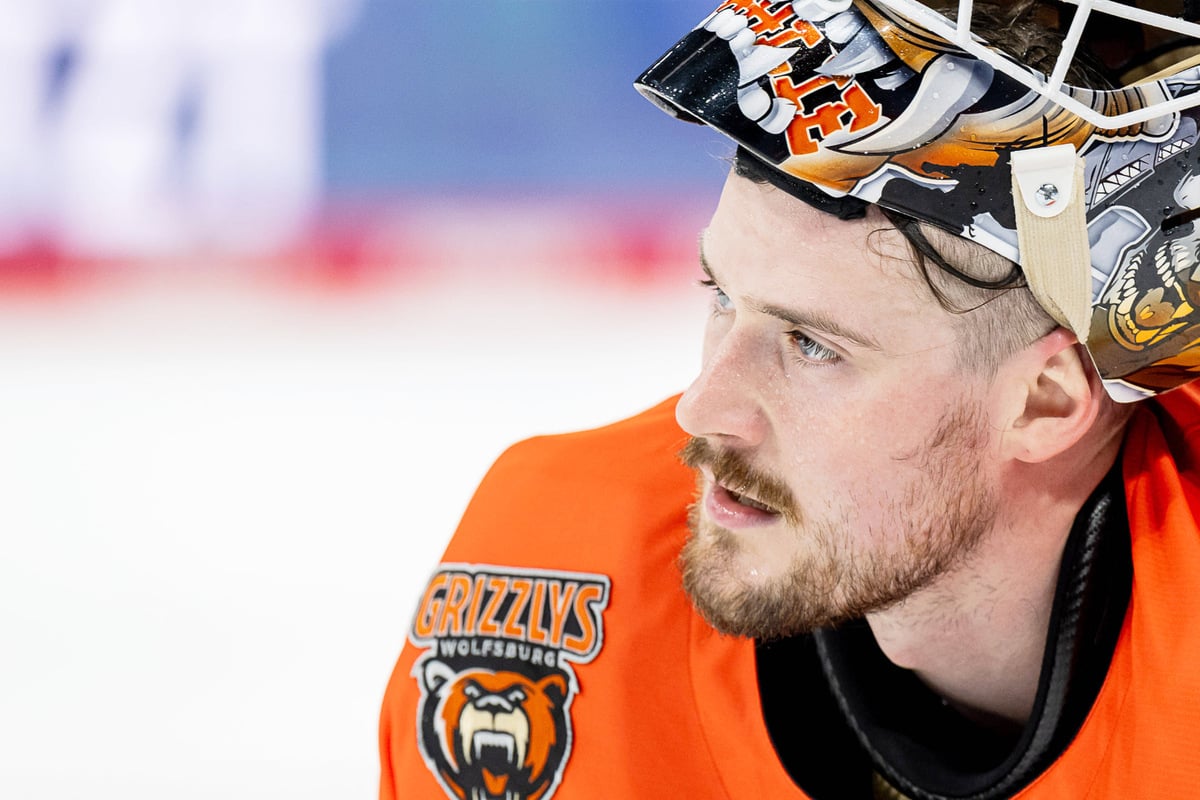 Unglaubliche-Szene-Deutscher-Eishockey-Torh-ter-schreibt-mit-erstem-Tor-DEL-Geschichte