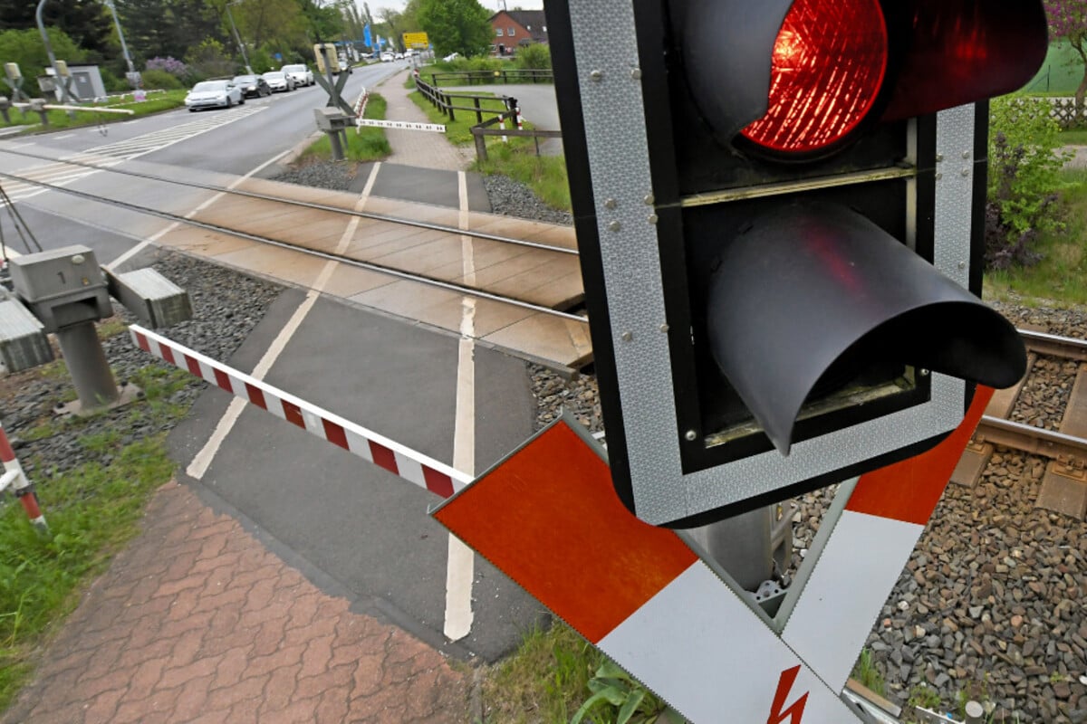 Herzinfarkt nach Schreckmoment: Güterzug knallt in Ladewagen – zwei Schwerverletzte!