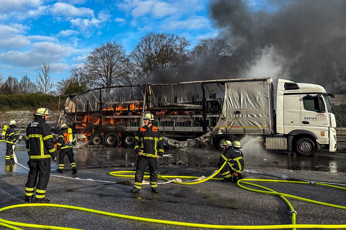Tödlicher Unfall: Auto kracht auf A7 in Lkw und geht in Flammen auf