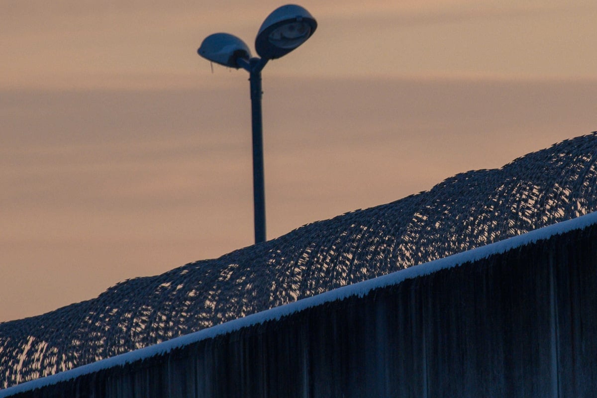 Er-soll-Enkelin-get-tet-haben-H-ftling-tot-in-Gef-ngniszelle-entdeckt