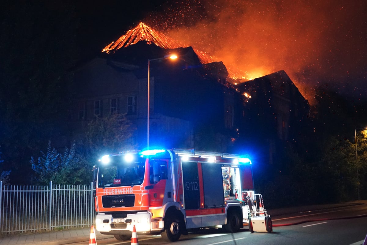 Großbrand in Leipzig: Einsturzgefahr erschwert Löscharbeiten