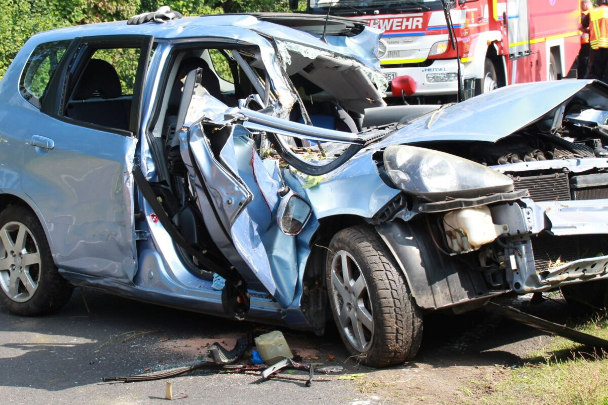 Auto Rast Mit Voller Wucht Gegen Baum: 52-jährige Fahrerin Stirbt Noch ...