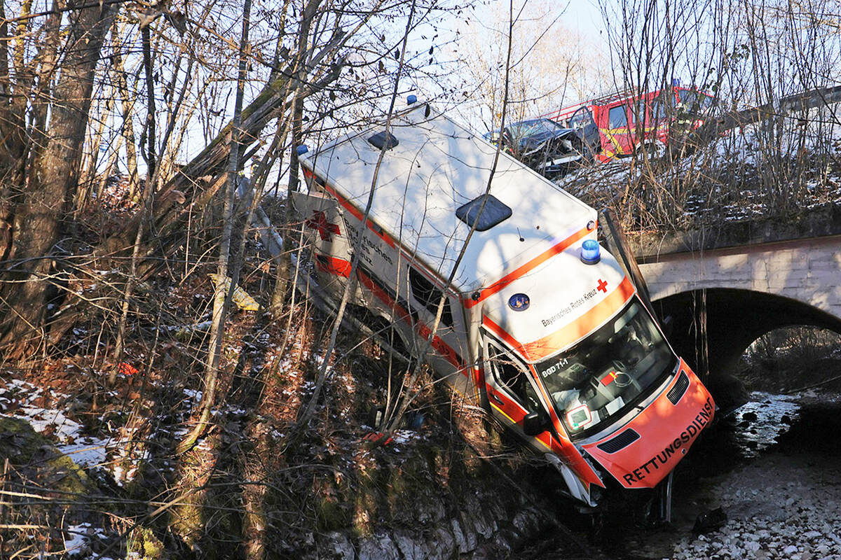 Unfall bei Einsatzfahrt: Rentner fährt in Rettungswagen, vier Verletzte!