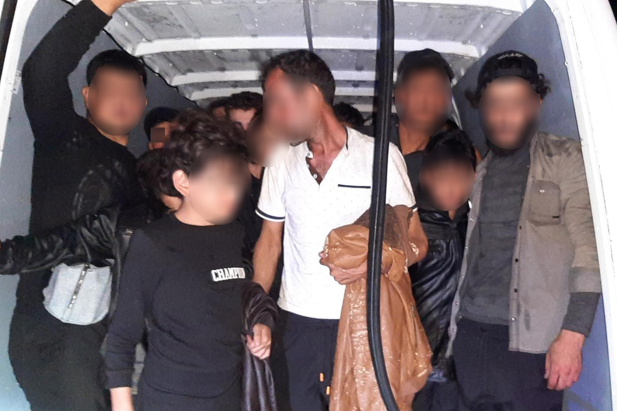 Transporter mit 27 Migranten gestoppt: Als Polizei den Fahrer sieht, herrscht große Verwunderung