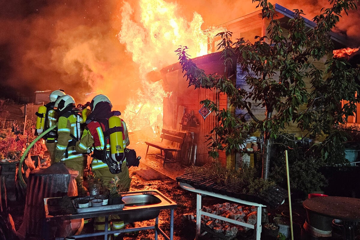 Gartenlaube fackelt ab! Feuerwehr zieht mehrere Gasflaschen aus der Hütte