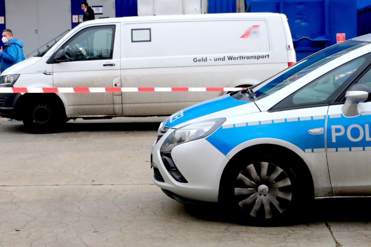 Mit Schusswaffen! Geldtransporter bei Ikea in Berlin überfallen