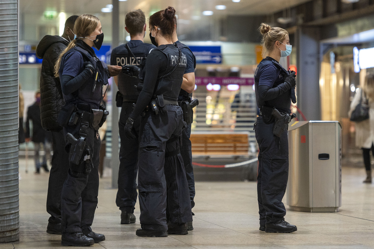 Köln: Maskenverweigerer schlägt zu und bekommt ...