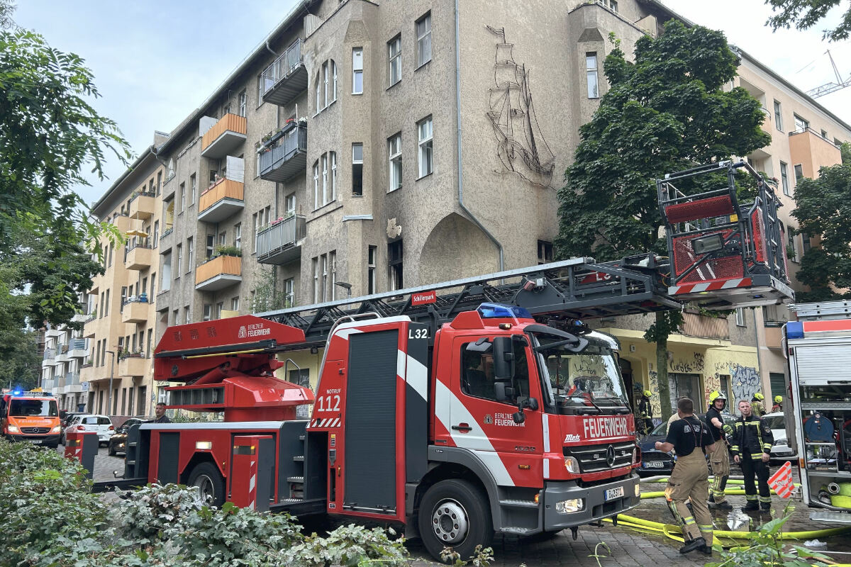 Zimmer in Vollbrand: Schwerverletzte Person muss reanimiert werden