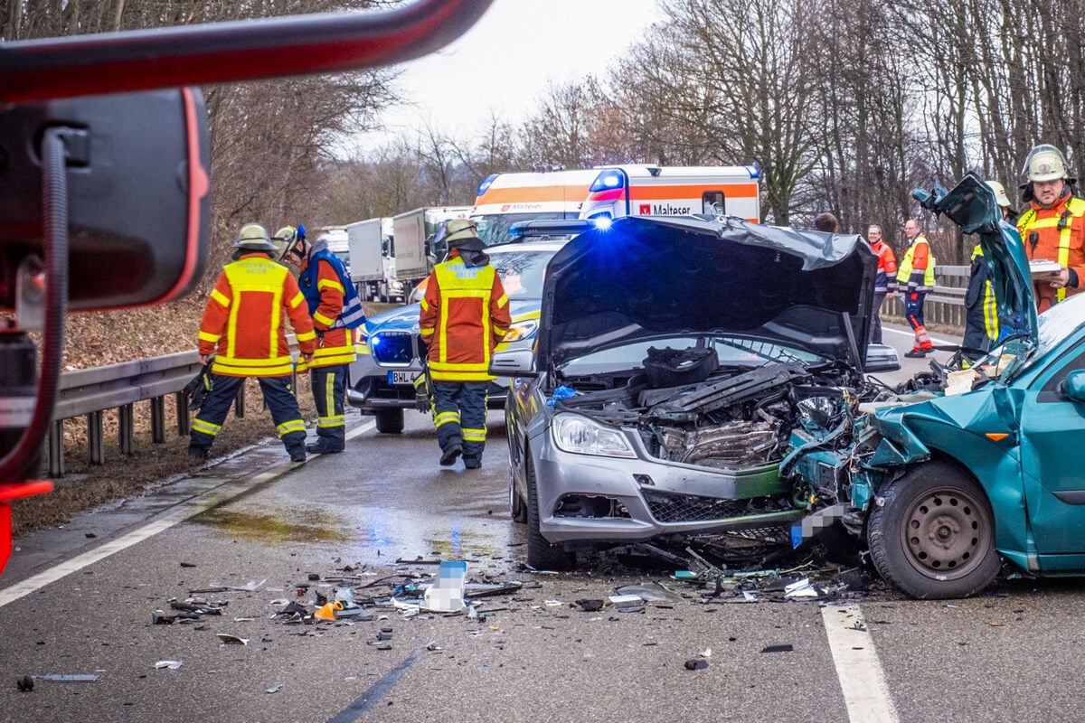 Frontalcrash-bei-Aalen-Drei-teils-schwer-Verletzte-und-Vollsperrung