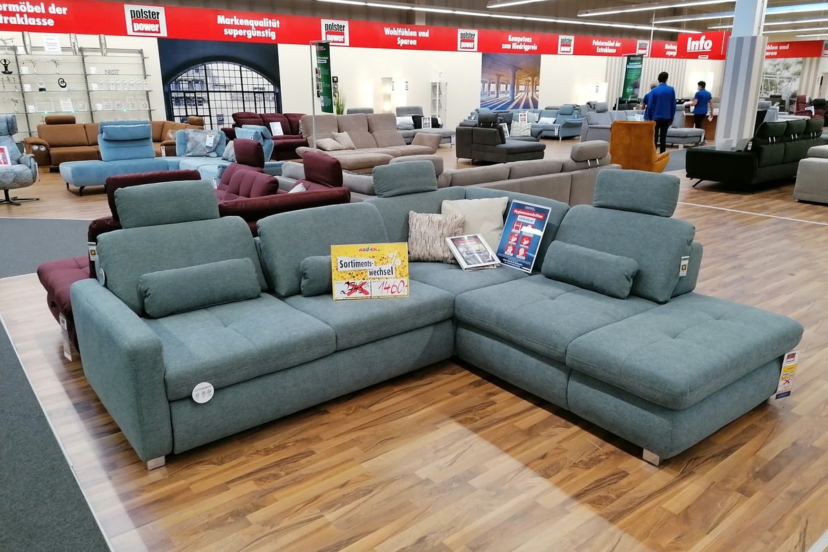 In Cottbus gibt's bei Roller Möbel bis Samstag (6.11.) Sofas, Betten