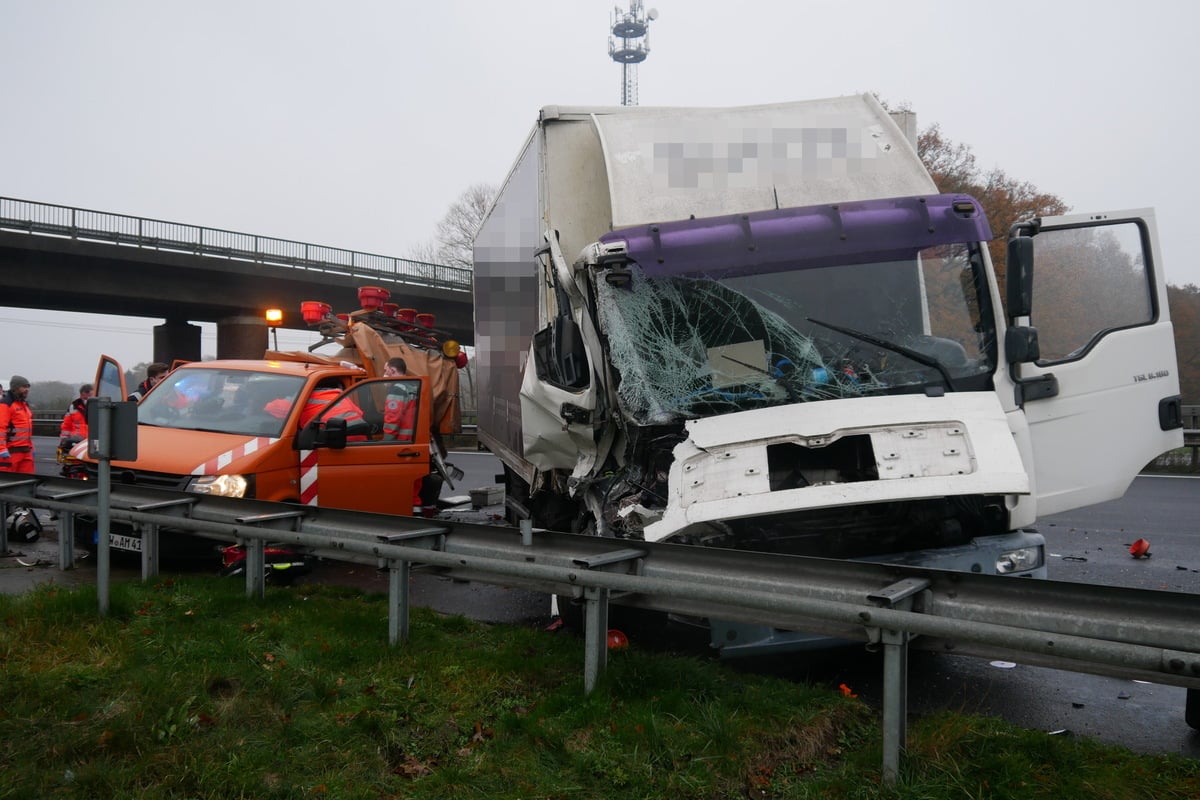 Unfall A1: Lastwagen Donnert In Streckenfahrzeug, Zwei Menschen Schwer ...