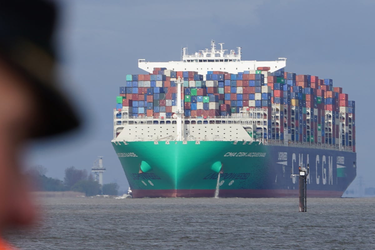 Ach-du-dickes-Ding-Riesiges-Containerschiff-legt-heute-erstmals-in-Hamburg-an