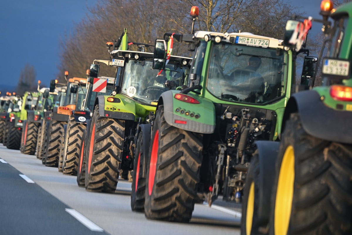 Bauernprotest in Wiesbaden: Traktoren-Schar bremst Busverkehr