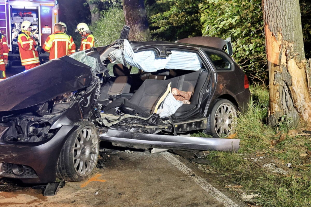 Horror-Unfall: BMW Wickelt Sich Mit Fahrerseite Um Baum! Ermittlungen ...