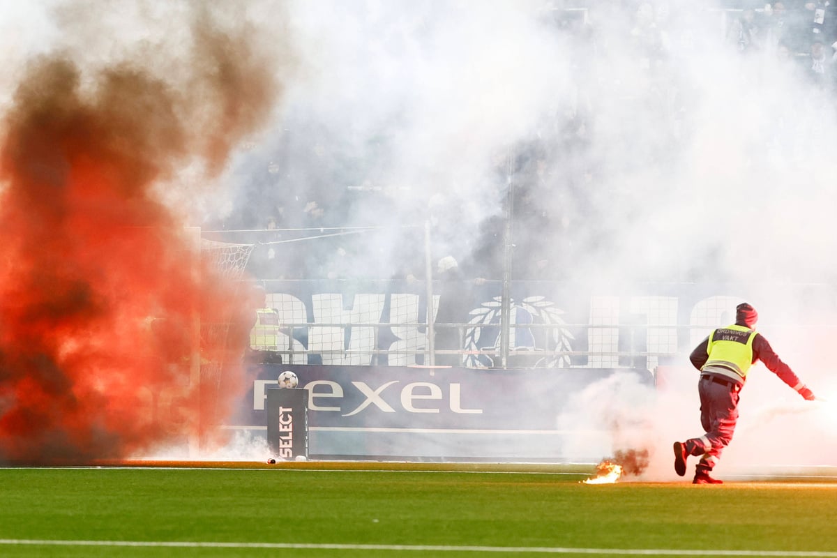 Abstiegs-Endspiel dauert viereinhalb Stunden: Frustrierte Fans fackeln Kunstrasen ab