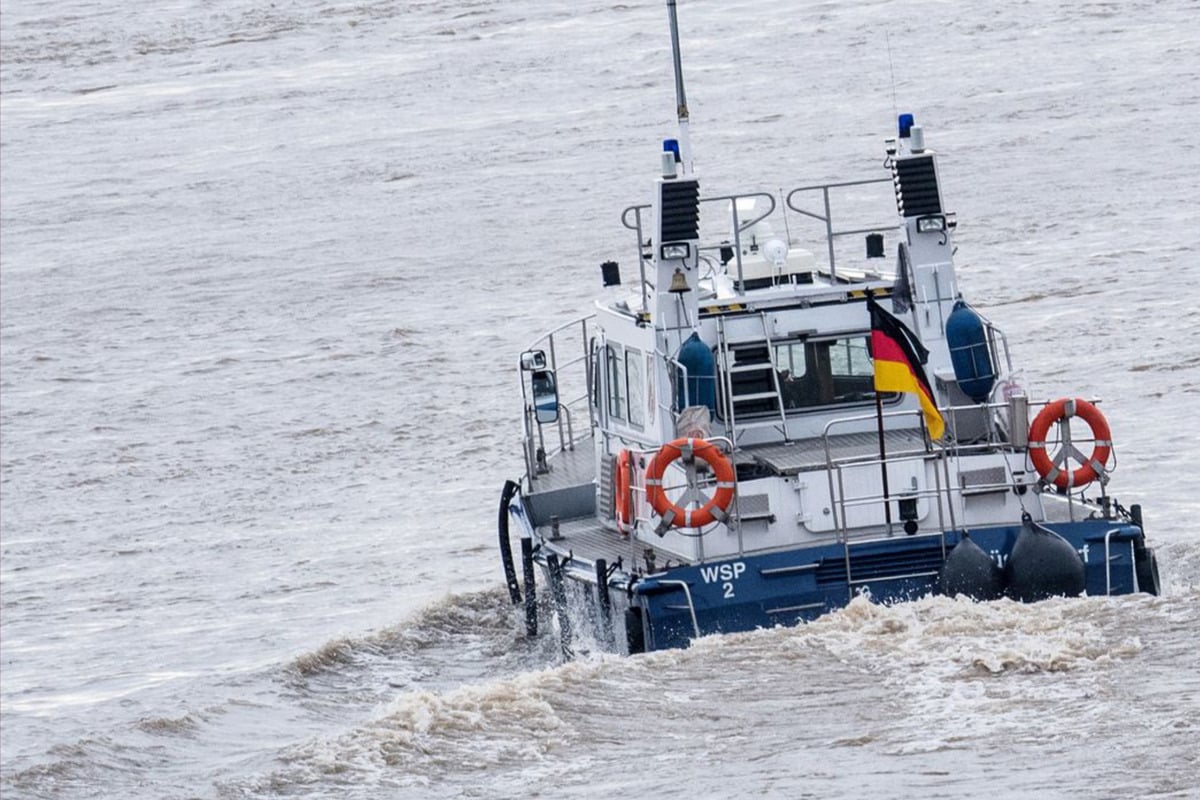 Ruderboote-auf-Rhein-verunfallt-Zehn-Personen-st-rzen-in-eiskaltes-Wasser