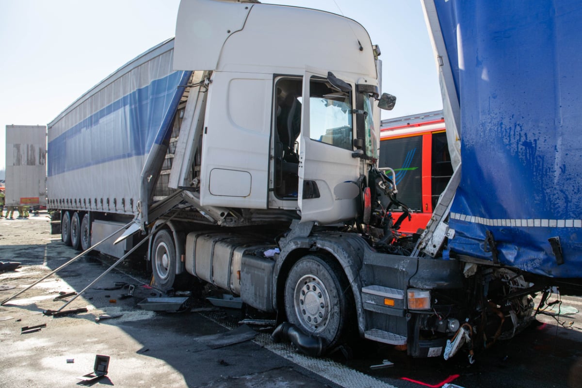 Unfall A9: Tödlicher Unfall Auf A9 - Lkw-Fahrer Kracht In Stauende Und ...