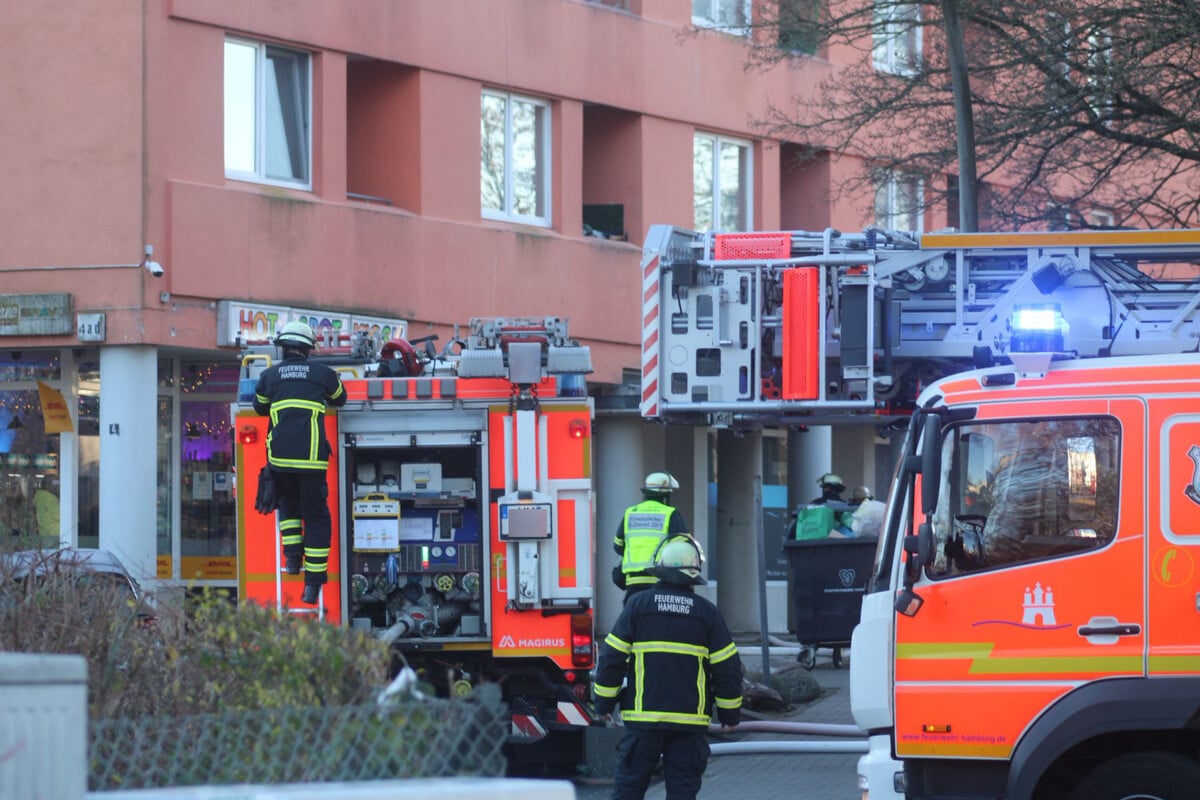 Matratze-f-ngt-Feuer-Person-liegt-in-brennendem-Bett