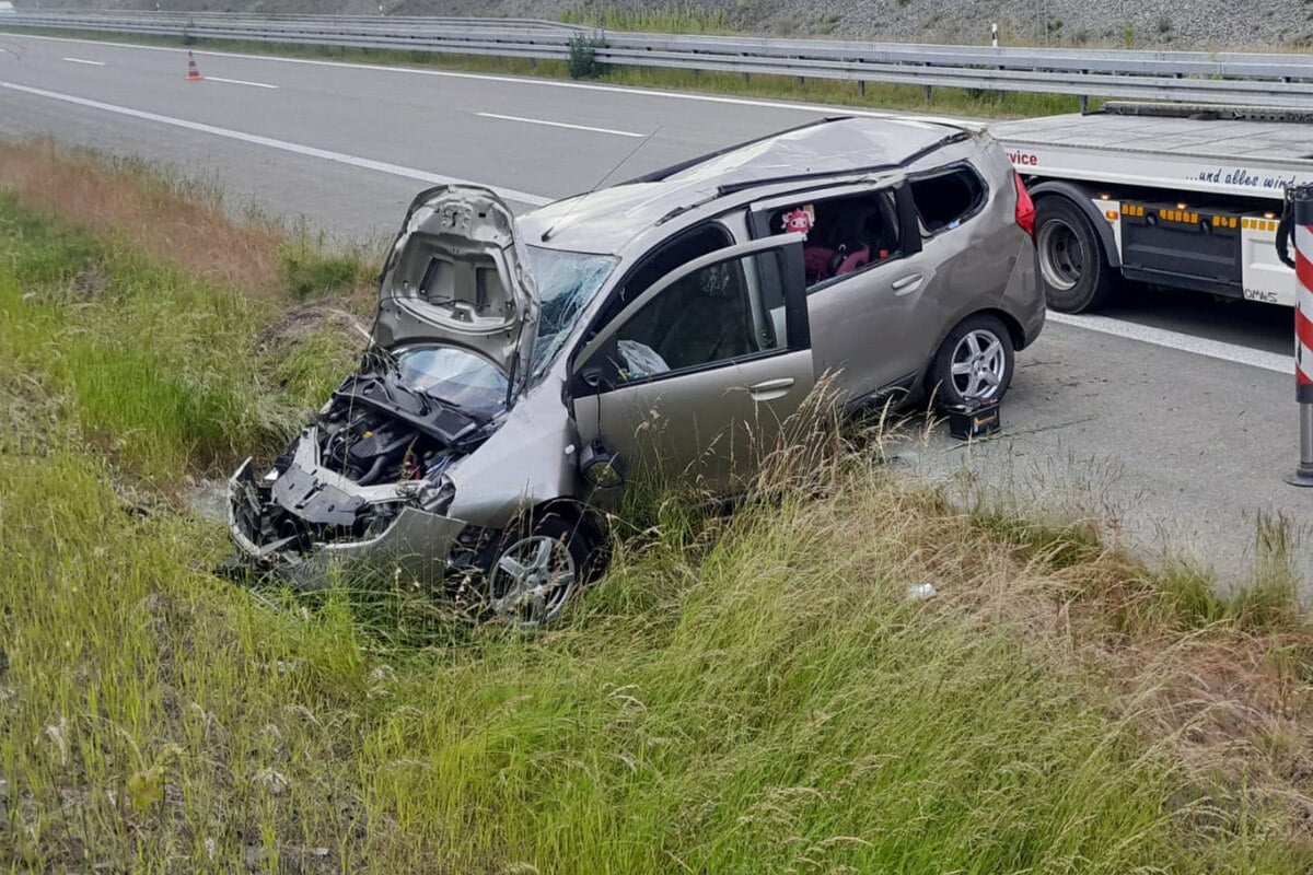 Dacia-berschl-gt-sich-auf-A72-Zwei-Verletzte-bei-Unfall-darunter-ein-Baby
