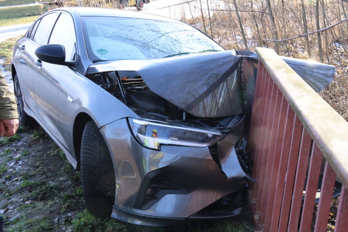 Unfall-in-Mittelsachsen-Opel-kracht-frontal-gegen-Gel-nder