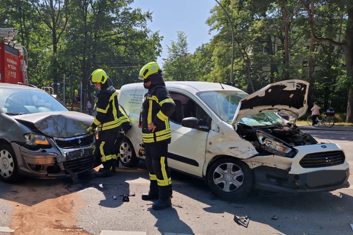 Potsdam: Schwerer Unfall Auf Kreuzung - Ein Mensch Verletzt!